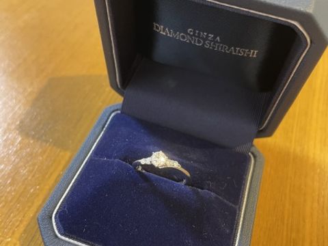 【銀座ダイヤモンドシライシの口コミ】 デザインについて
ゴージャスになりすぎない程度に左右に2つずつのメレダ…