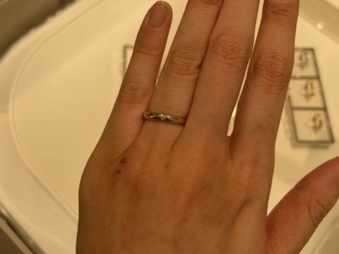 【ティファニー(Tiffany & Co.)の口コミ】 写真のようなシンプルなデザインを探していました。誰もが憧れるティファ…