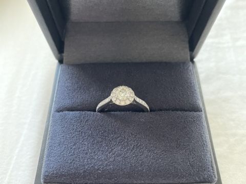 【ラザール ダイヤモンド(LAZARE DIAMOND)の口コミ】 ネットで見た時からとても可愛いと思いこちら目当てで来店しました。
セン…