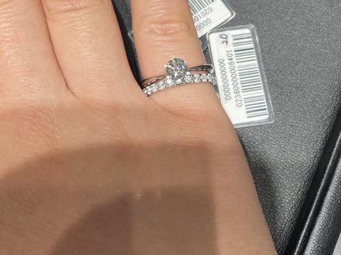 【エクセルコダイヤモンド(EXELCO DIAMOND)の口コミ】 ダイヤを綺麗に、大きく見せるように地金の部分がダイヤモンドに向かうに…