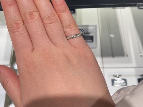 【ROYAL ASSCHER(ロイヤル・アッシャー)の口コミ】 プラチナ950とダイヤモンドが流れるようなデザインの指輪です。ストレート…