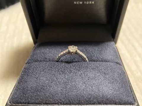 【ラザール ダイヤモンド(LAZARE DIAMOND)の口コミ】 婚約指輪はメレダイヤモンドと決めていたのでデザインはこの種類一択でし…