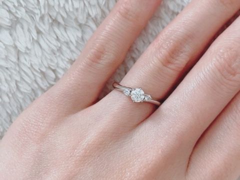 【銀座ダイヤモンドシライシの口コミ】 シンプルなのでダイヤモンドが映えるデザインです。
ウェーブで指が綺麗に…