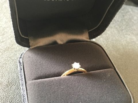 【ティファニー(Tiffany & Co.)の口コミ】 ティファニーセッティングが、ザ、婚約指輪という感じがしたので、見た目…