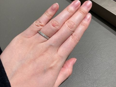 【PILOT BRIDAL(パイロットブライダル)の口コミ】 ダイヤが付いていてキラキラしたデザインを探していました。
こちらはミル…