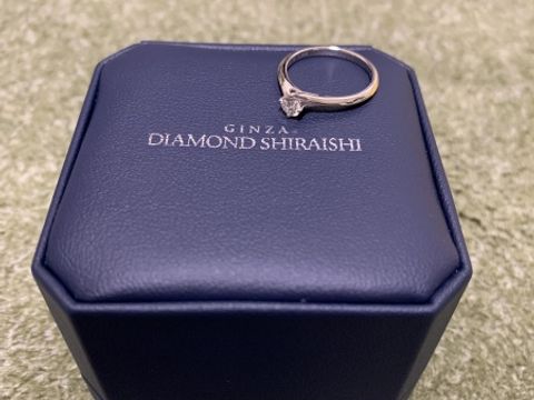 【銀座ダイヤモンドシライシの口コミ】 飽きがこないシンプルな一石のデザインですが、横から見るとアシンメトリ…