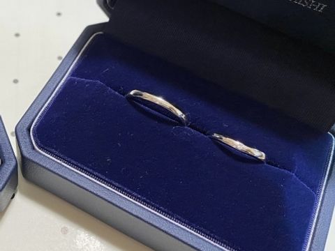 【銀座ダイヤモンドシライシの口コミ】 デザインが様々ある中で、結婚指輪と婚約指輪の重ね付けができるように馴…