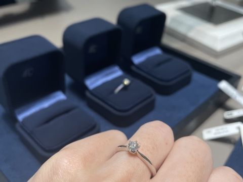 【4℃ BRIDAL(ヨンドシーブライダル)の口コミ】 丸みを帯びていて美しさだけでなく可愛さを兼ね備えている。一つ一つ繊細…