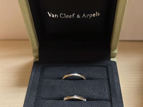 【ヴァン クリーフ＆アーペル(Van Cleef & Arpels)の口コミ】 シンプルながら、ダイヤが3つついていてとても可愛くて決めました！
毎日…