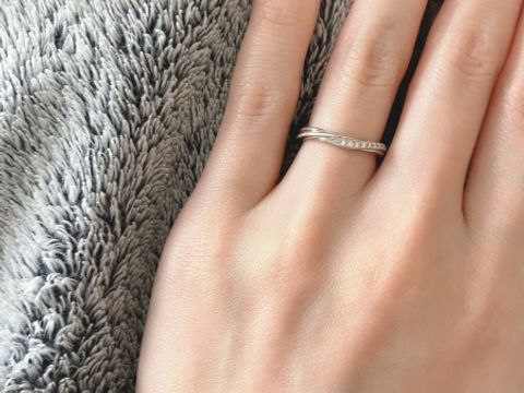 【銀座ダイヤモンドシライシの口コミ】 ねじれているデザインが特徴的で、ダイヤモンドがたくさん付いており華や…