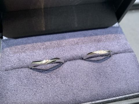 【ラザール ダイヤモンド(LAZARE DIAMOND)の口コミ】 ダイヤモンドが3石のデザインで、派手すぎず地味すぎずちょうど良い煌めき…