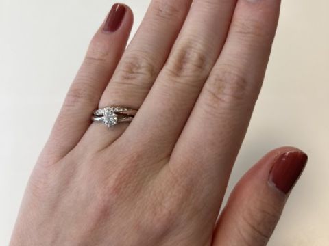 【アイプリモ(I-PRIMO)の口コミ】 デザインはウェーブがかかっていて、シンプル且つエレガントでとても美し…