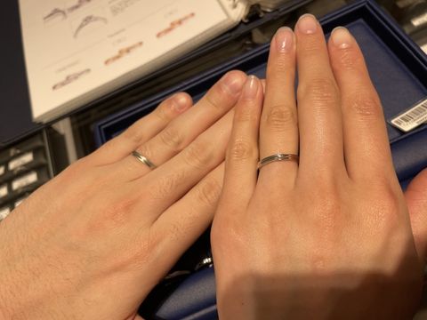 【銀座ダイヤモンドシライシの口コミ】 ふたりで手を取り合っている様子を表したデザイン。童話の結び言葉を冠し…