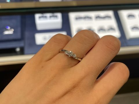 【ROYAL ASSCHER(ロイヤル・アッシャー)の口コミ】 ダイヤモンドが3連続きでサイズ違いで並んでおり、またリングの形がウェー…