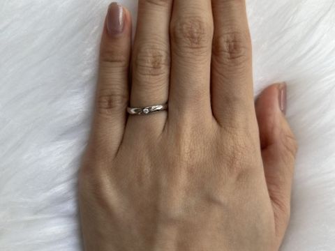 【ラザール ダイヤモンド(LAZARE DIAMOND)の口コミ】 たくさんのデザインがあった中でサンプルの中に少しくぼみを入れた部分が…