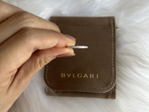 【ブルガリ(BVLGARI)の口コミ】 ハーフエタニティの作りで、ダイアモンドは埋め込みです。指輪の内側にも…