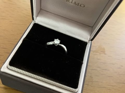 【アイプリモ(I-PRIMO)の口コミ】 1粒のダイヤがドーンとあるのではなく、横にもダイヤが埋め込まれています…