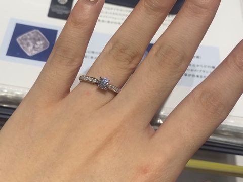 【銀座ダイヤモンドシライシの口コミ】 リングは細めだけど、華やかさも欲しく、いろんなブランドを見て探してい…