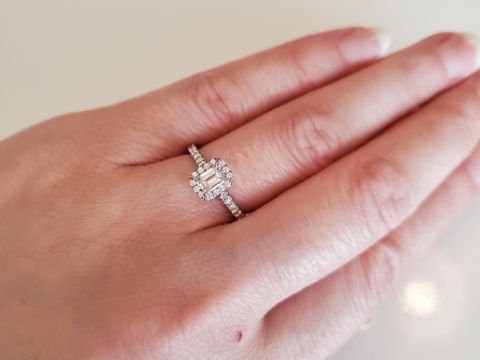 【ティファニー(Tiffany & Co.)の口コミ】 デザインはシンプルなエメラルドカット。素材はプラチナとダイヤモンド。…