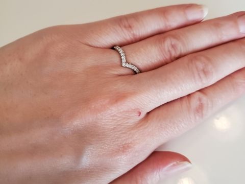 【ティファニー(Tiffany & Co.)の口コミ】 シンプルかつ女性らしいデザインに惹かれました。特にアームの下に向かう…