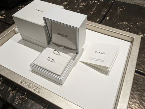 【シャネル(CHANEL)の口コミ】 椿をイメージされて作られたリングはお花のかたどっているのに大人びてい…