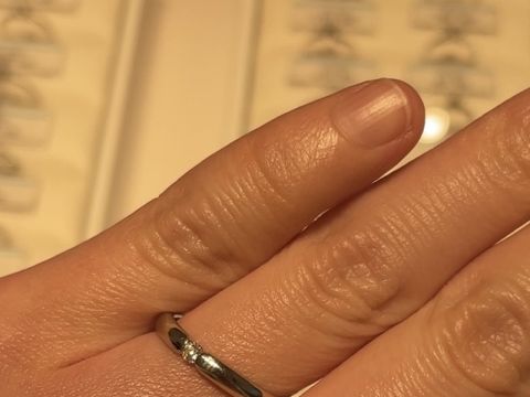 【銀座ダイヤモンドシライシの口コミ】 シンプルにダイヤモンドがひとつのみ付いてるのに惹かれました。台座に埋…