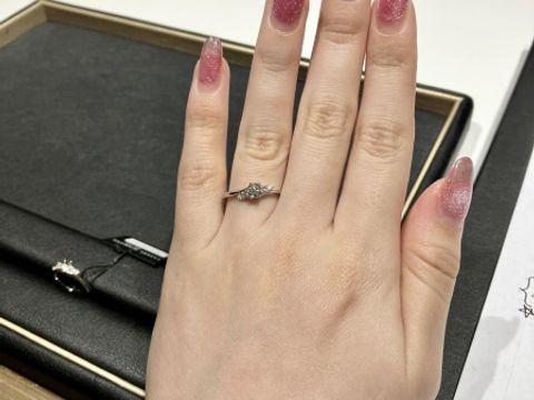 【ラザール ダイヤモンド(LAZARE DIAMOND)の口コミ】 シンプルでありながら華やかな大人っぽくも可愛い絶妙なバランスのデザイ…