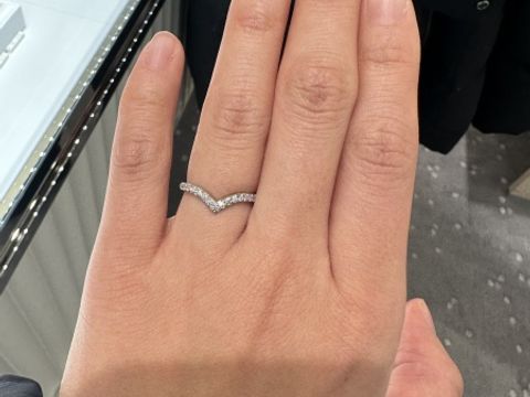 【ティファニー(Tiffany & Co.)の口コミ】 V字型で指を綺麗に見せてくれます。指馴染みもよく、つけていても違和感が…
