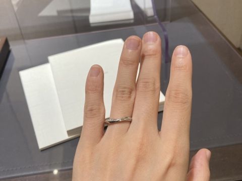 【俄(にわか)の口コミ】 ウェーブのかかったデザインで、指が長く綺麗に見える気がしました。ダイ…