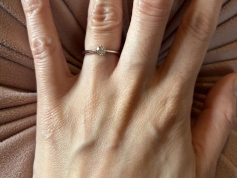 【ラザール ダイヤモンド(LAZARE DIAMOND)の口コミ】 ダイヤモンドの色鮮やかな輝き。リングは4本爪の菱形で王道の一粒タイプで…