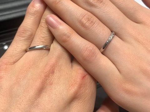 【ラザール ダイヤモンド(LAZARE DIAMOND)の口コミ】 骨格からウェーブのデザインを探していました。
普段は指輪をつけず、お休…