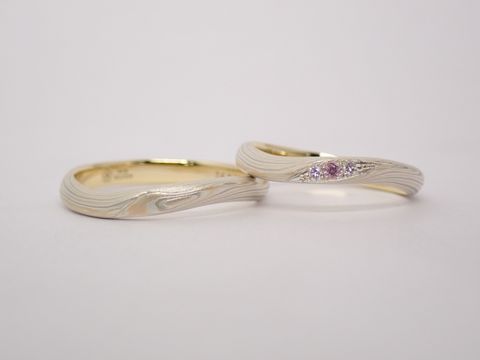 【杢目金屋(もくめがねや)の口コミ】 ウェーブがかわいいデザインで、ダイヤモンドの横にピンク色の宝石も入れ…