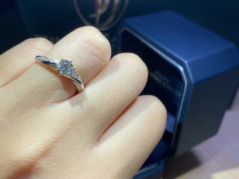 【銀座ダイヤモンドシライシの口コミ】 たくさんのダイヤの中から選び、外枠のリングは後からデザインが選べまし…