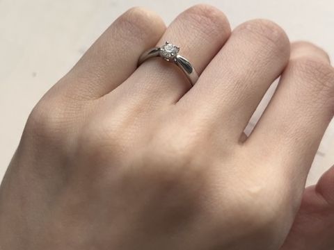 【ティファニー(Tiffany & Co.)の口コミ】 ダイヤモンドを引き立てるデザインがお気に入りです。見る方向、光の当た…