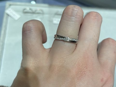 【STAR JEWELRY(スタージュエリー)の口コミ】 とても個性的なデザインだったので付けてみました。ねじれてるのもおしゃ…