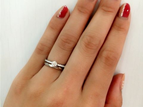 【ROYAL ASSCHER(ロイヤル・アッシャー)の口コミ】 指を覆うぐらい贅沢にダイヤモンドがセッティングされている華やかな印象…