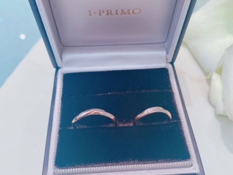 【アイプリモ(I-PRIMO)の口コミ】 リングの色をゴールド系にして３つのダイヤのうち真ん中だけピンクゴール…