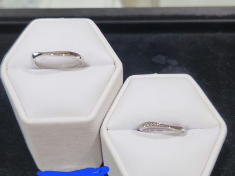 【festaria VOYAGE(フェスタリア ボヤージュ)の口コミ】 デザインがとにかくシンプルなものを！と選び、試着させて頂きました。
石…