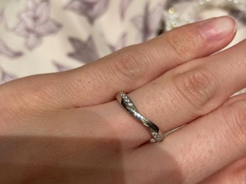 【俄(にわか)の口コミ】 どの角度から見てもダイヤがキラキラでとても可愛いです。夫と私では指の…