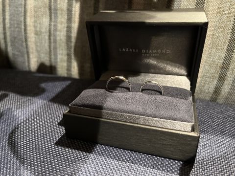 【ラザール ダイヤモンド(LAZARE DIAMOND)の口コミ】 シンプルなデザインながら、湾曲や刻印など洗礼されたデザインなところが…