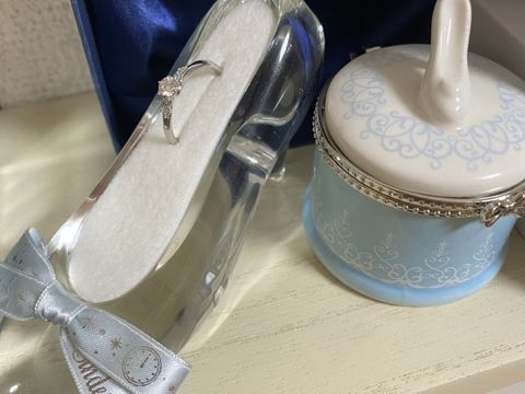 【Disney Cinderella(ディズニー シンデレラ)の口コミ】 指がきれいに見えるウェーブデザインで、シンデレラをイメージしたブルー…