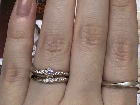 【彩乃瑞(IRONOHA)の口コミ】 自分の指の形に映えるウェーブデザインの指輪を探しており、ダイヤの大き…