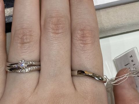 【Toi-lueur(トワル)の口コミ】 自分の指の形に合うウェーブデザインであり、とてもダイヤの輝きがきれい…