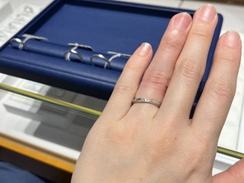 【銀座ダイヤモンドシライシの口コミ】 リングのvラインと、斜めに入ったメレダイヤが指を長く、細く見せてくれる…