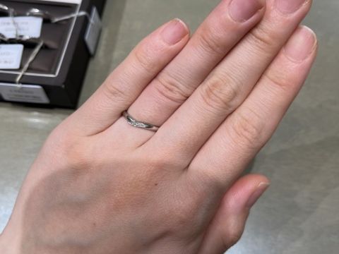 【アイプリモ(I-PRIMO)の口コミ】 vラインが指をキレイに見せてくれるところ、ワンポイントのようなデザイン…