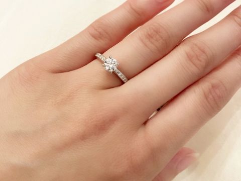 【銀座ダイヤモンドシライシの口コミ】 ダイヤモンドを引き立たせるデザインがいいなと思い選びました。
たくさん…