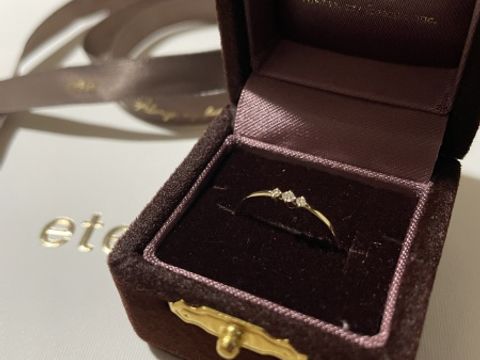 【ete(エテ)の口コミ】 小ぶりなダイヤモンドが3粒並んだ華奢なデザインです。プロポーズではネッ…