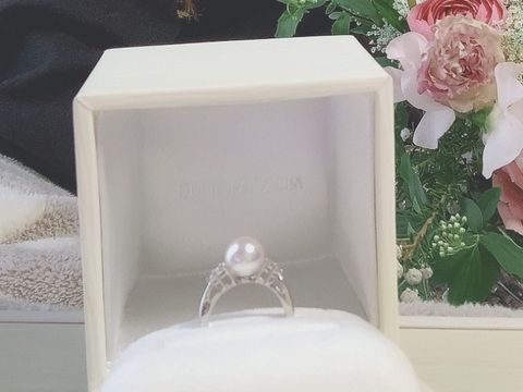【MIKIMOTO(ミキモト)の口コミ】 真ん中の真珠が目を惹くデザインです。
真珠の両サイドにダイヤモンドもつ…
