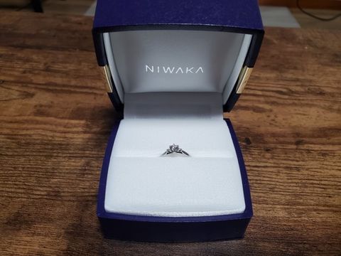 【俄(にわか)の口コミ】 婚約指輪は記念日や特別なお出かけの時に、結婚指輪と重ね付けして使える…