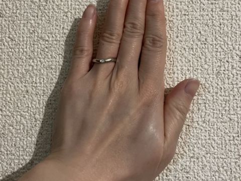 【銀座ダイヤモンドシライシの口コミ】 シンプルなV字の指輪なので、指が細長く見えます。
小さめのダイヤがたく…